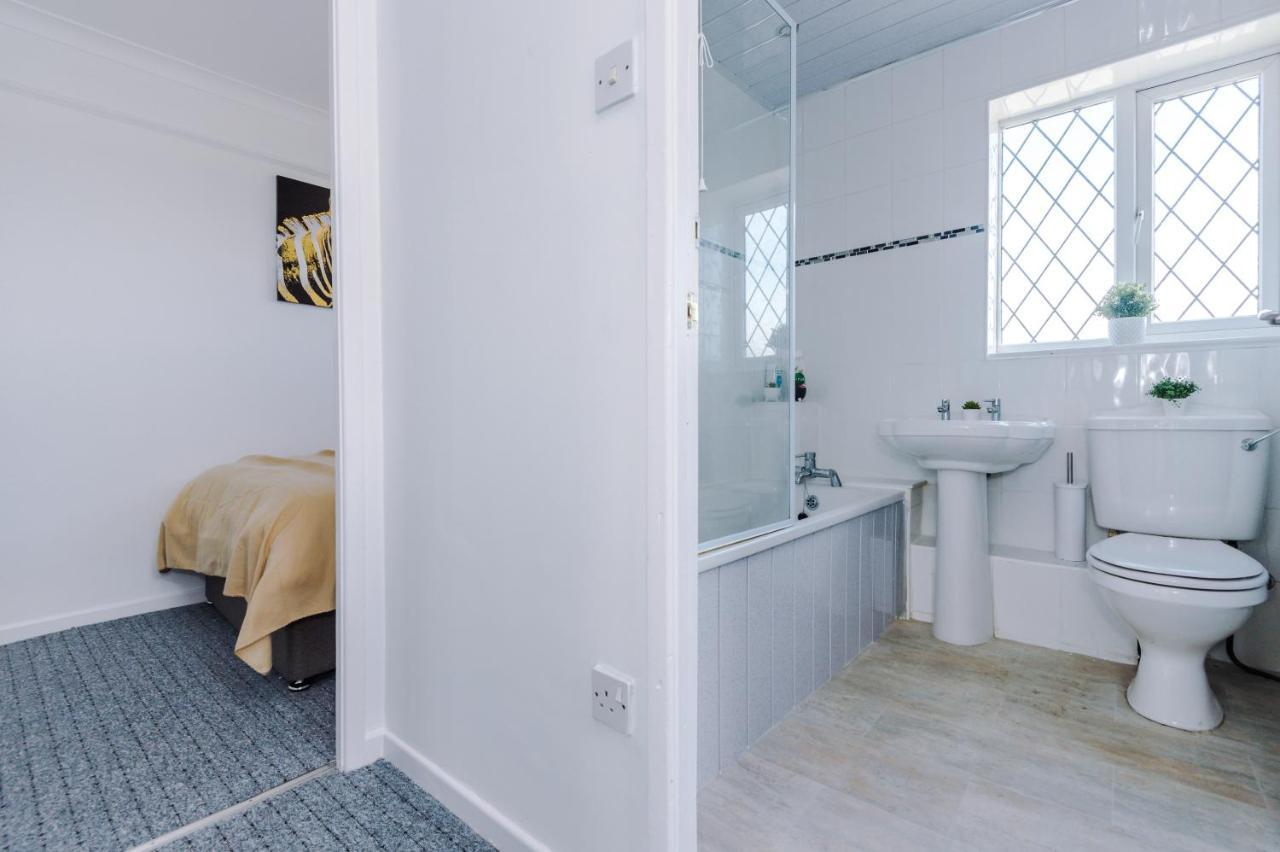Family Friendly 3-Bed Home With Free Parking On Site Huddersfield Luaran gambar